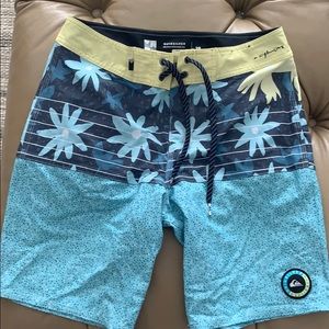 Size 28 Quicksilver Men’s Bathing Suit
